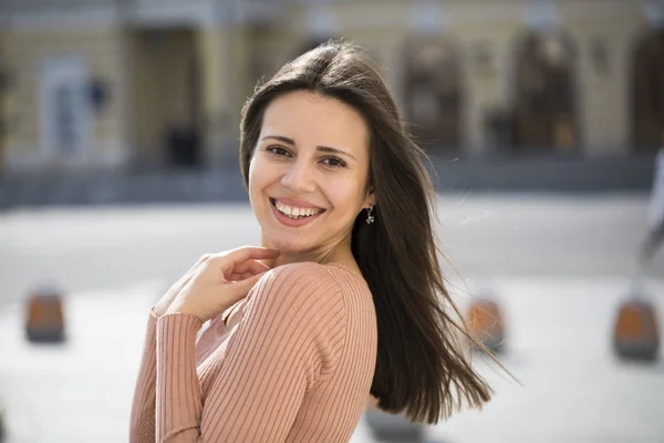 Портрет счастливой молодой женщины, улыбающейся крупным планом — стоковое фото