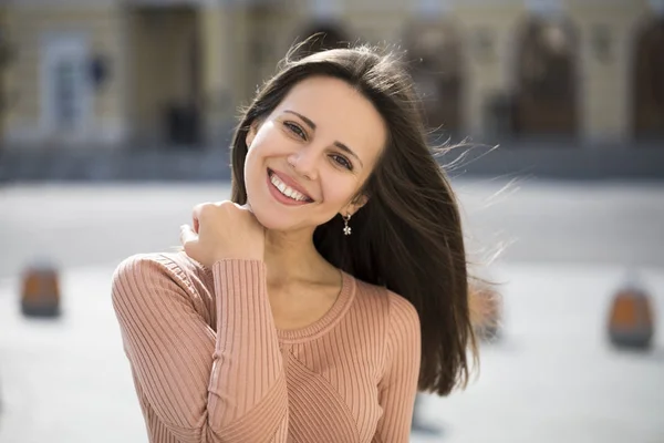 Крупним планом портрет щасливої молодої жінки посміхається — стокове фото