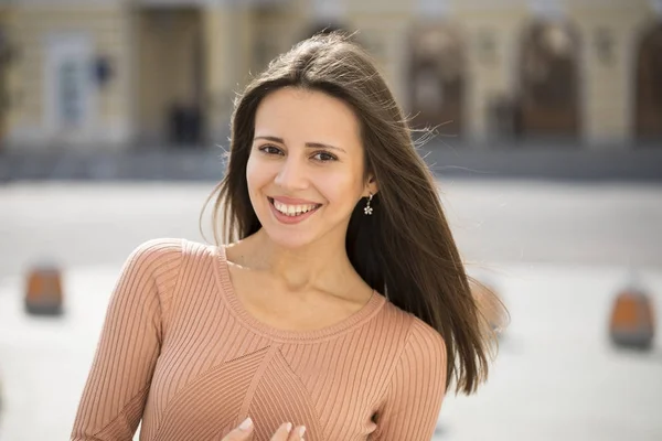 Close-up portret van een gelukkige jonge vrouw glimlachen — Stockfoto