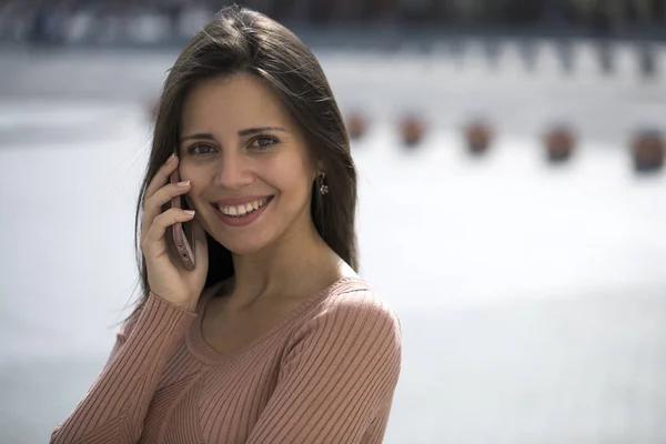 Gyönyörű fiatal barna nő hívása telefonon — Stock Fotó