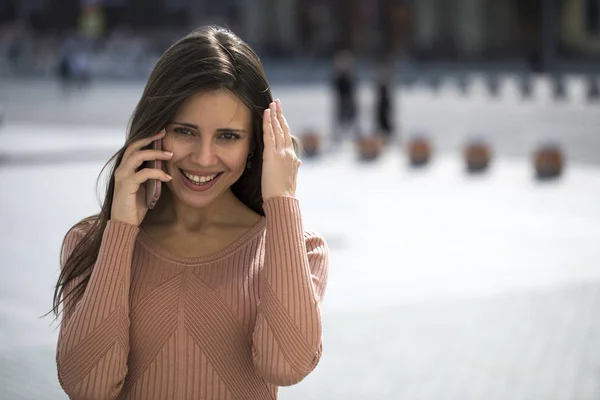 Bella giovane donna bruna che chiama per telefono — Foto Stock