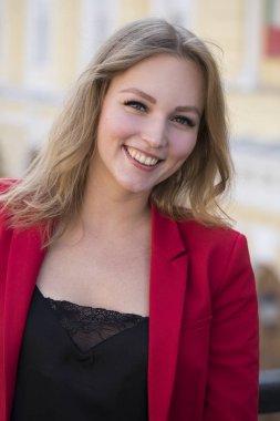 Portre yakın çekim genç güzel sarışın kadın