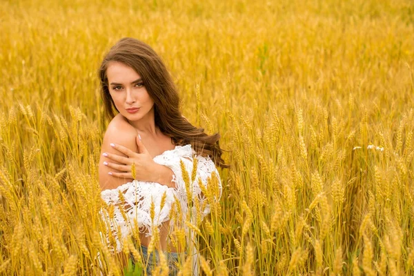 Altın buğday alan arka plan üzerinde genç bir kız portresi — Stok fotoğraf