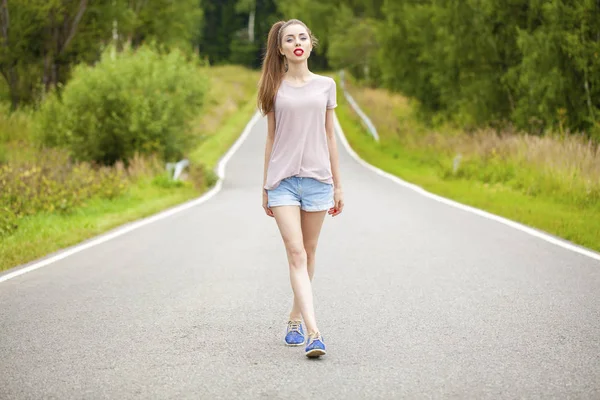 Muda cantik berambut coklat wanita dalam jeans biru — Stok Foto