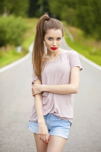 Porträt einer jungen schönen Frau in Nahaufnahme — Stockfoto