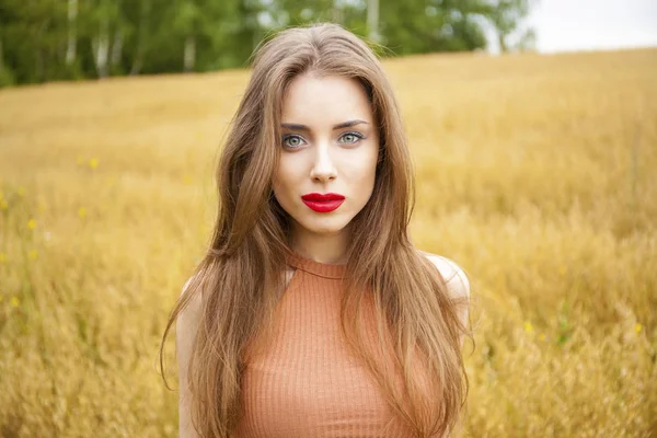 Young brunette woman in Oats field, summer outdoors — Stock Photo, Image