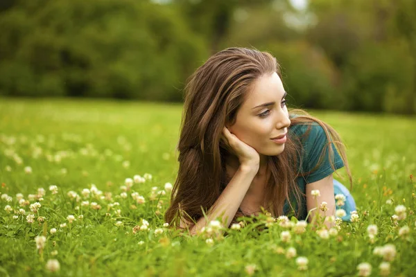 Gyönyörű fiatal csinos nő pihentető nyári park — Stock Fotó