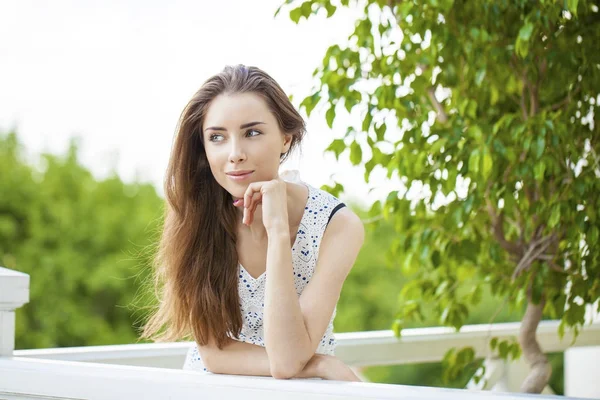 Portret van een mooie jonge vrouw — Stockfoto