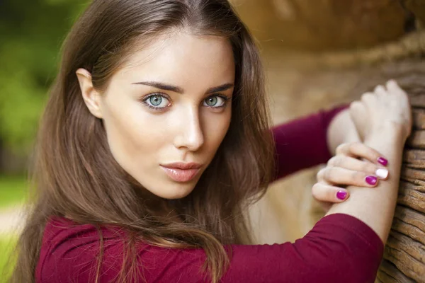 Mooie jonge brunette vrouw in jurk — Stockfoto