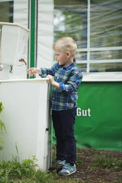 Blond liten pojke tvätta handen i handfat — Stockfoto