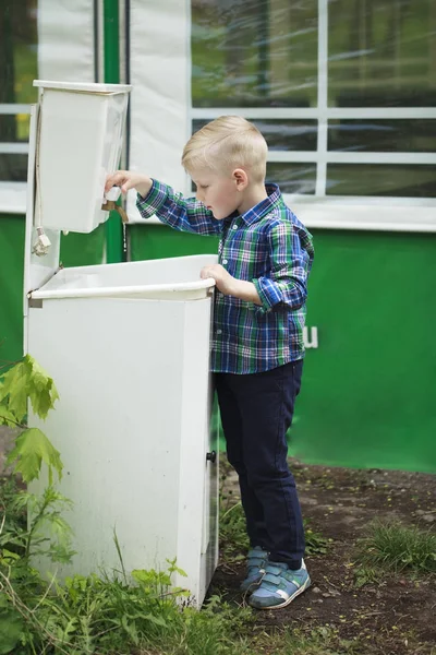 Blond liten pojke tvätta handen i handfat — Stockfoto