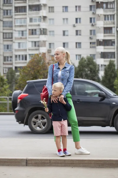 Anne ve oğlu için toplu taşıma bekleyen yolda — Stok fotoğraf