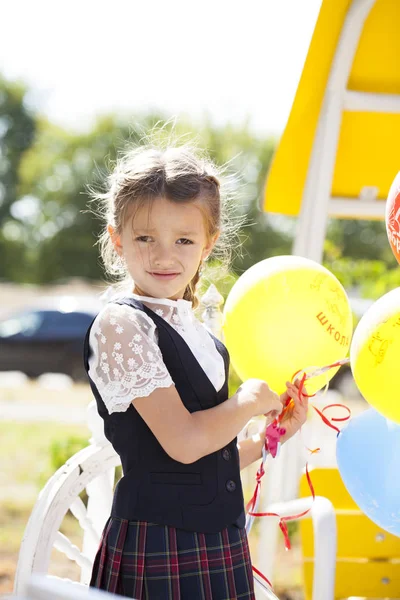 Porträt einer schönen Erstklässlerin in Schuluniform — Stockfoto