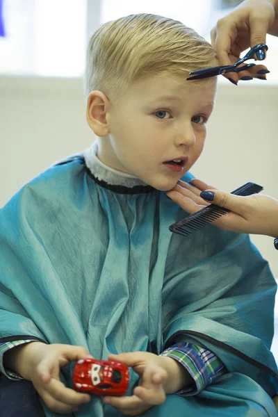Salon fryzjerski Dokonywanie fryzurę do blond chłopca — Zdjęcie stockowe
