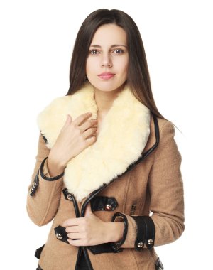 Genç kadın şık bej koyun derisi ceketli