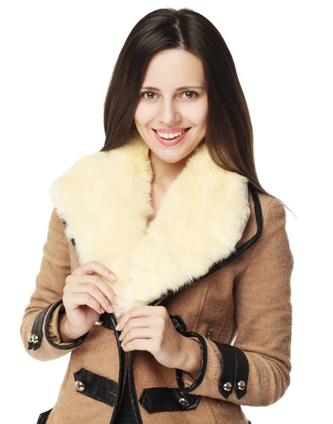Молодая женщина в стильном бежевом пальто из овчины — стоковое фото