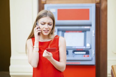 Arka planda alışveriş merkezi Atm üzerinde sarışın kadın