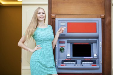 Genç sarışın kadının kredi kartı Atm için ekleme