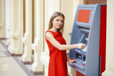 Atm de kredi kartından para çekme mutlu sarışın kadın 