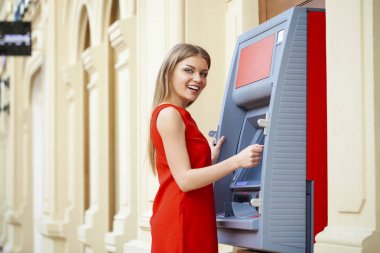 Atm de kredi kartından para çekme mutlu sarışın kadın 