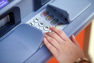 Bir yastık üzerinde bir PIN kodu basılacak bir Atm. parmak, PIN girme el kapatın. Bir otomatik vezne makinesi güvenlik kodu. Kadın kolları, Atm - PIN girme