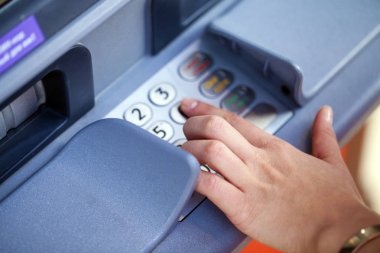 Bir yastık üzerinde bir PIN kodu basılacak bir Atm. parmak, PIN girme el kapatın. Bir otomatik vezne makinesi güvenlik kodu. Kadın kolları, Atm - PIN girme
