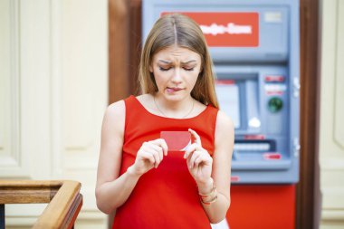 Atm karşı sinir bozucu genç kadın standları