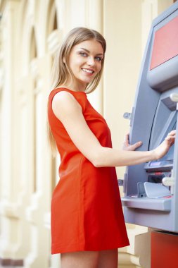 Atm de kredi kartından para çekme mutlu sarışın kadın 