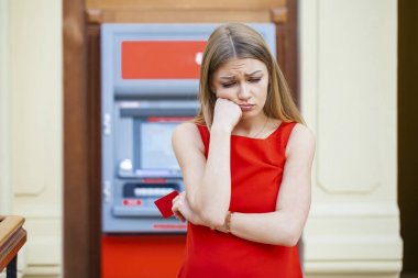 Atm karşı sinir bozucu genç kadın standları