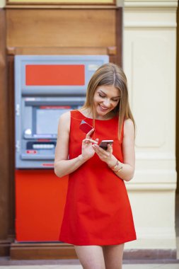 Genç kadının yanına bir Atm