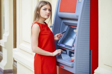 Genç kadının yanına bir Atm