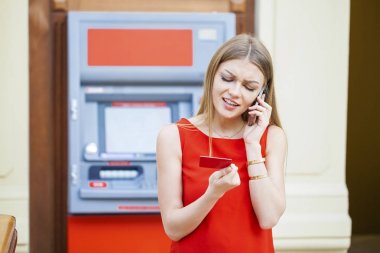 Genç kadının yanına bir Atm