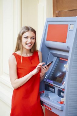 Genç kadının yanına bir Atm