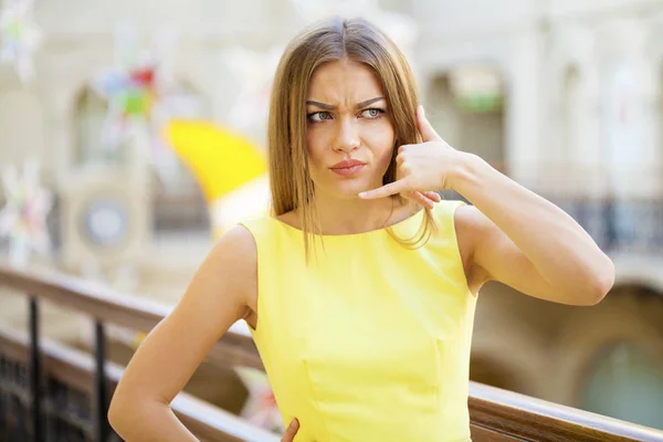 Rufen Sie mich an, glückliche blonde Frau — Stockfoto