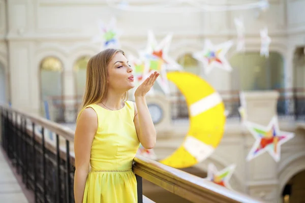 Hermosa mujer feliz en vestido amarillo —  Fotos de Stock