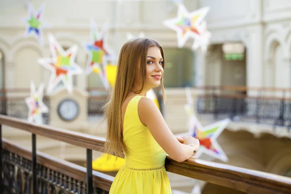 Hermosa mujer feliz en vestido amarillo —  Fotos de Stock