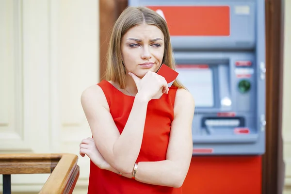 Jovem frustrada enfrenta ATM — Fotografia de Stock