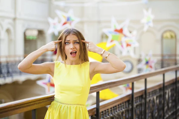 Sorpresa felice giovane donna guardando lateralmente in eccitazione — Foto Stock