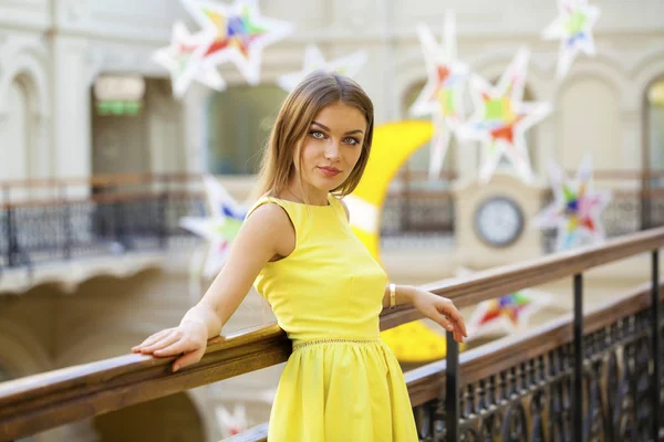 Mulher feliz bonita em vestido amarelo — Fotografia de Stock