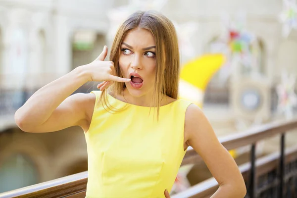 Rufen Sie mich an, glückliche blonde Frau — Stockfoto