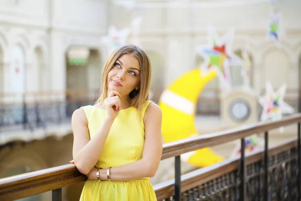 Doordachte jonge vrouw — Stockfoto