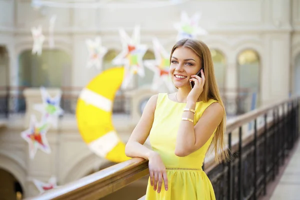 Vacker ung kvinna ringer via telefon — Stockfoto