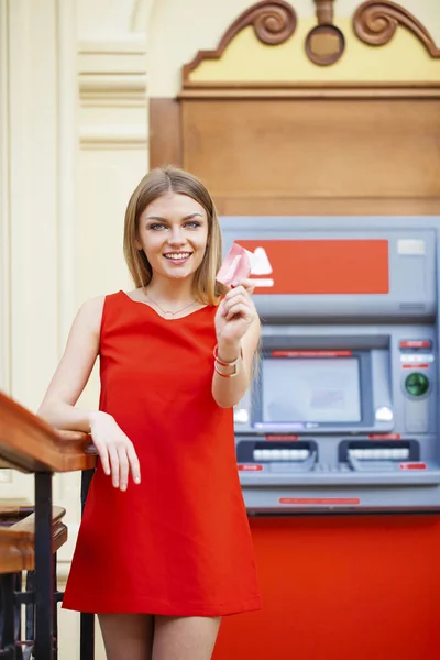 Felice donna bionda ritirare soldi dalla carta di credito al bancomat — Foto Stock