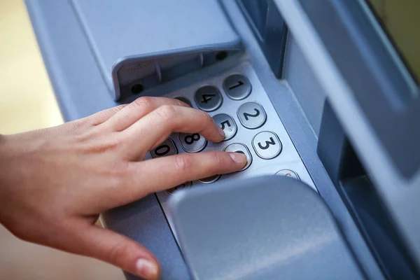 Pin Atm 机上手指 按一个 Pin 码在垫上的手的特写 在自动取款机上的安全代码 女性的武器 Atm Pin — 图库照片