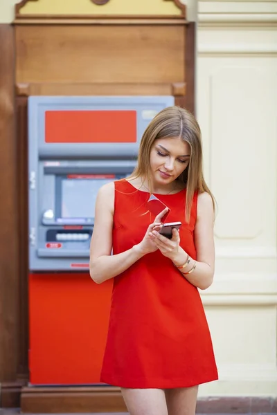 Genç kadının yanına bir Atm — Stok fotoğraf