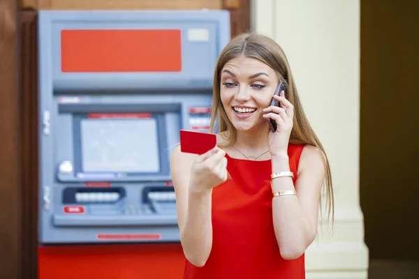 Jeune femme près d'un distributeur automatique — Photo