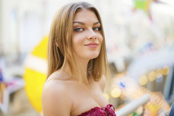 幸せの若い美しい女性の肖像画をクローズ アップ — ストック写真