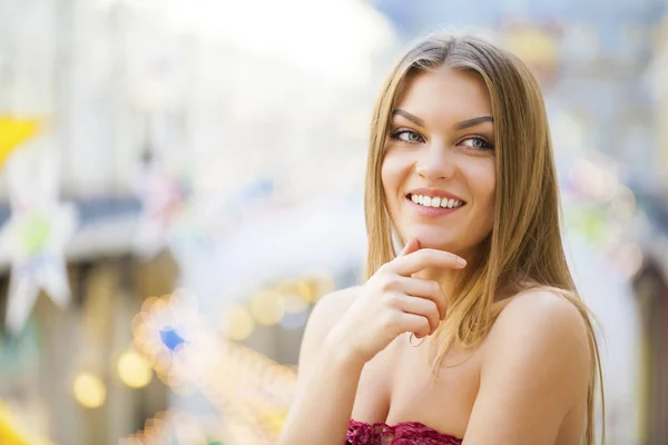 Retrato de cerca de la joven hermosa mujer feliz — Foto de Stock