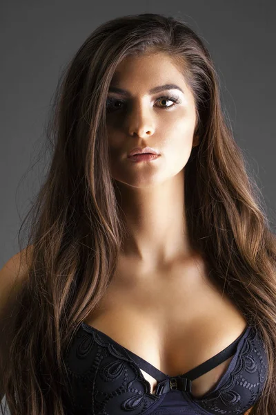 Close-up portret van mooie brunette vrouw — Stockfoto