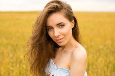 Buğday alan esmer kadın